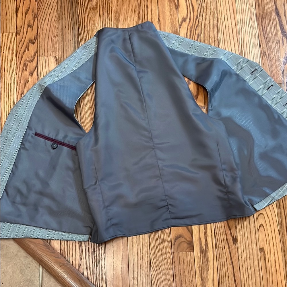 Gray Textured Wool Vest with Notched Lapels - Picture 3 of 4